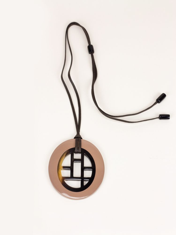 Bijoux - Oval pendant in hoof and lacquer - L INDOCHINEUR X RIVÊT