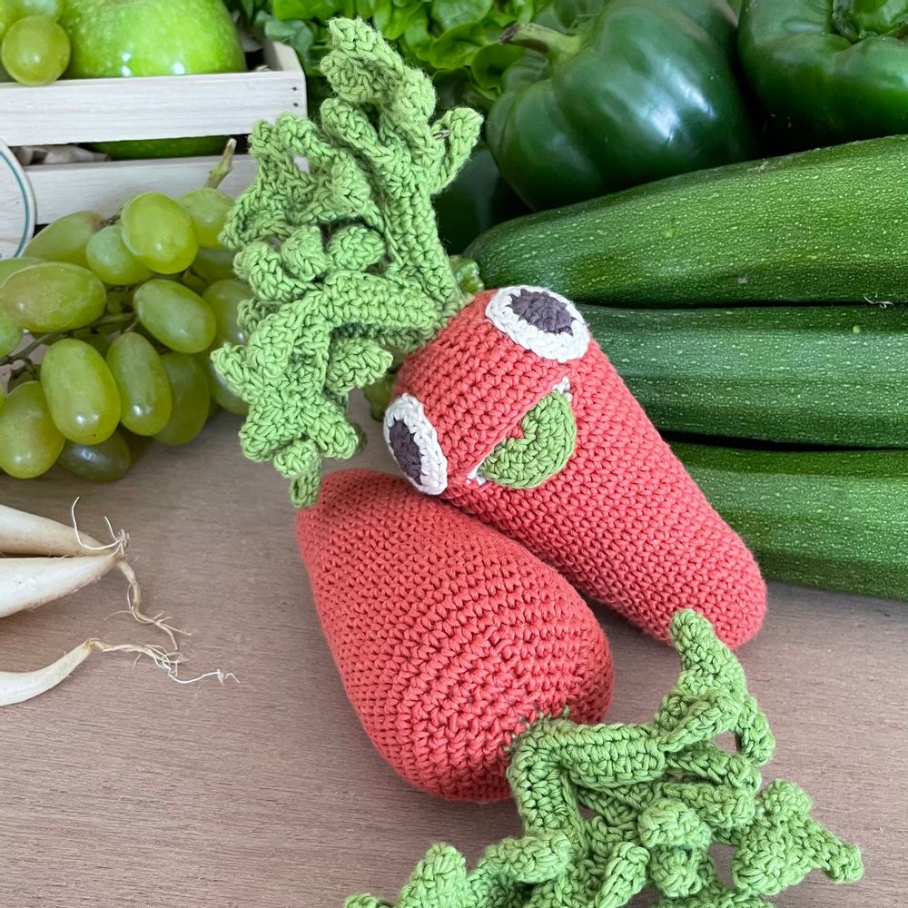 Cadeaux - CHARLOTTE LA CAROTTE - HOCHET POUR BÉBÉ EN COTON BIO - MYUM - THE VEGGY TOYS