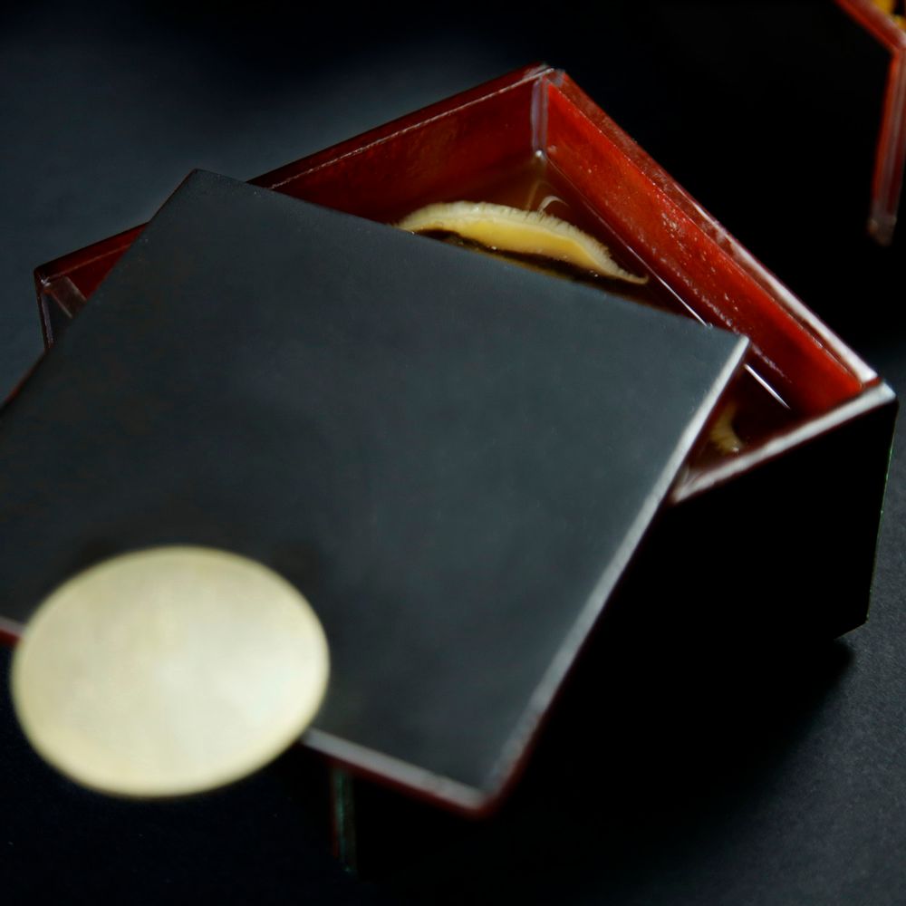 Coffrets et boîtes - Petite boîte à bento carrée, noir et rouge - MYGLASSSTUDIO