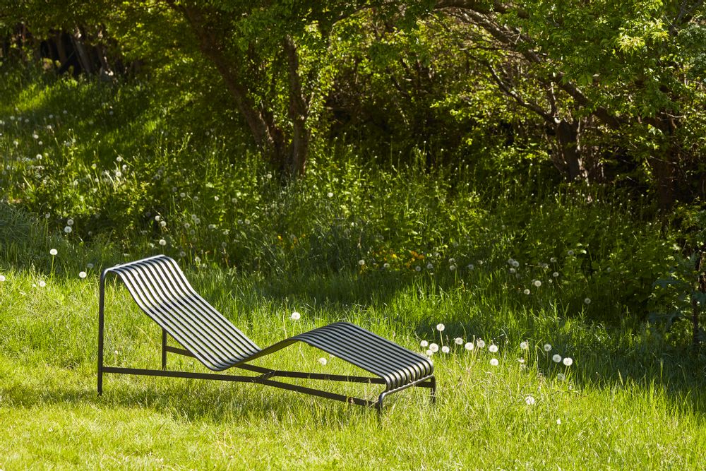 Lawn chairs - Palissade Chaise Longue - HAY