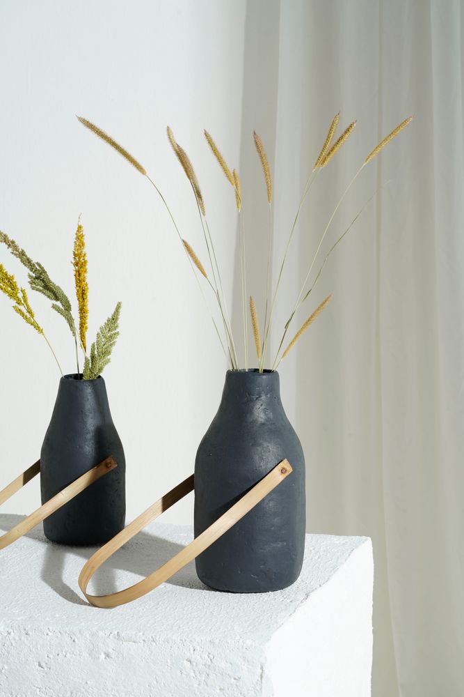 Vases - Vase à bourgeons d'argile en papier (gris foncé) - INDIGENOUS