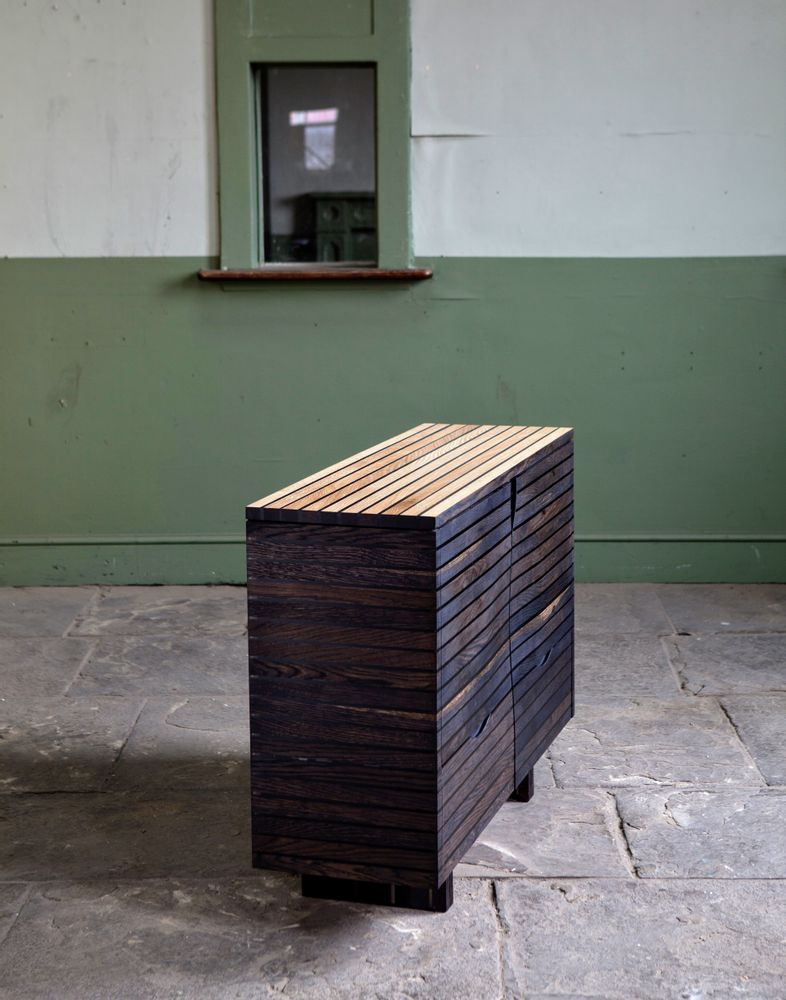 Buffets - Armoire en résine ébonisée et polie - JONATHAN FIELD