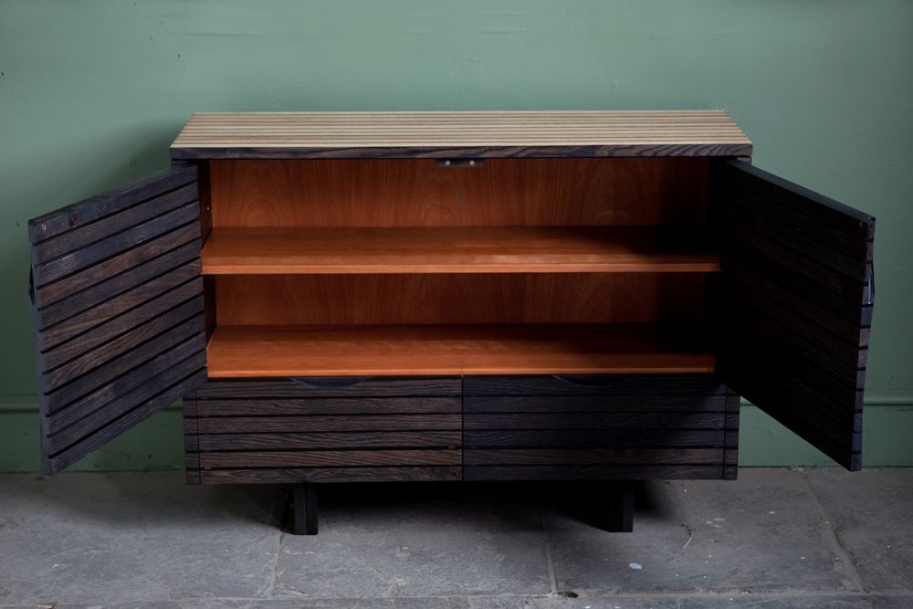 Buffets - Armoire en résine ébonisée et polie - JONATHAN FIELD