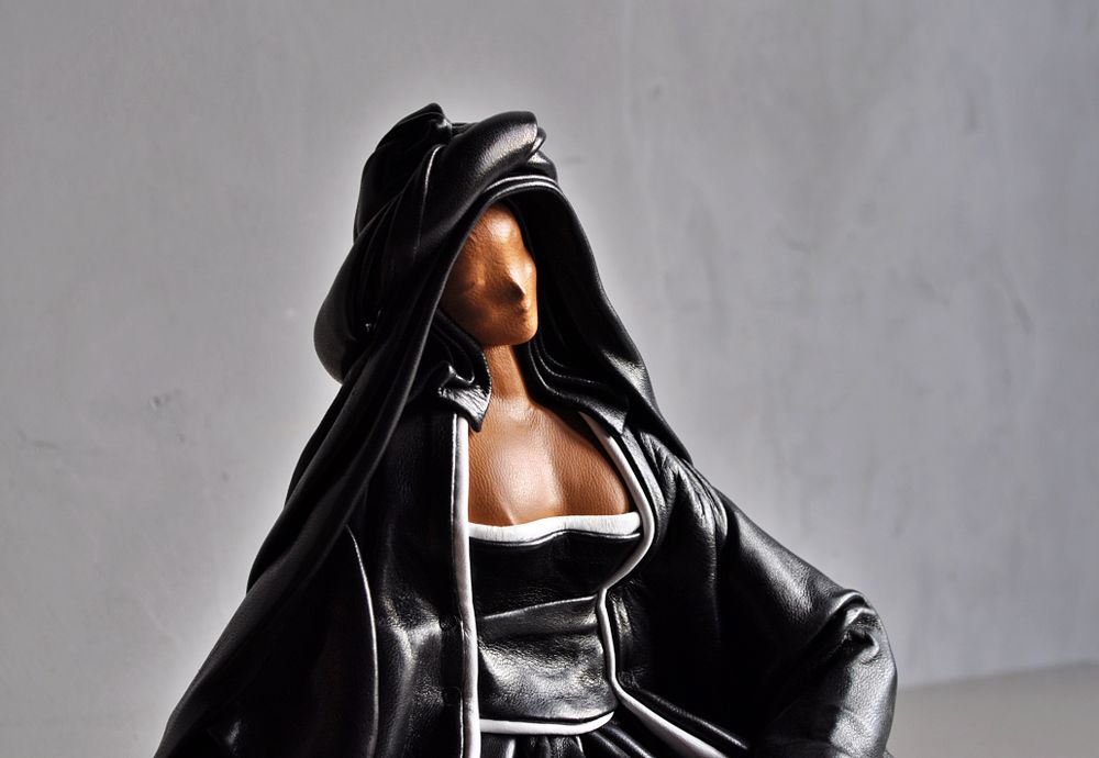 Pièces uniques - Sculpture en cuir, femme assise - ANNIE DELEMARLE SCULPTURE CUIR