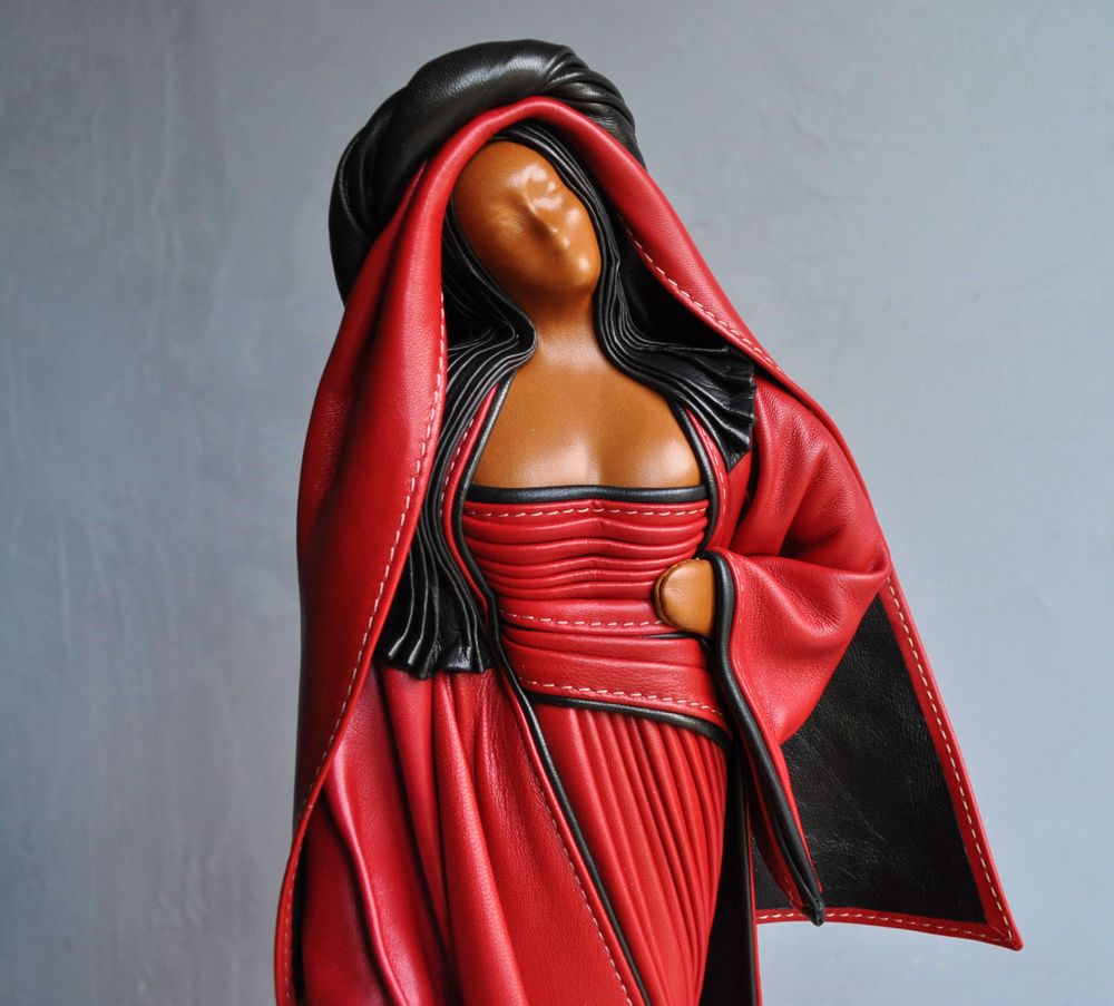Pièces uniques - Sculpture en cuir, femme debout - ANNIE DELEMARLE SCULPTURE CUIR