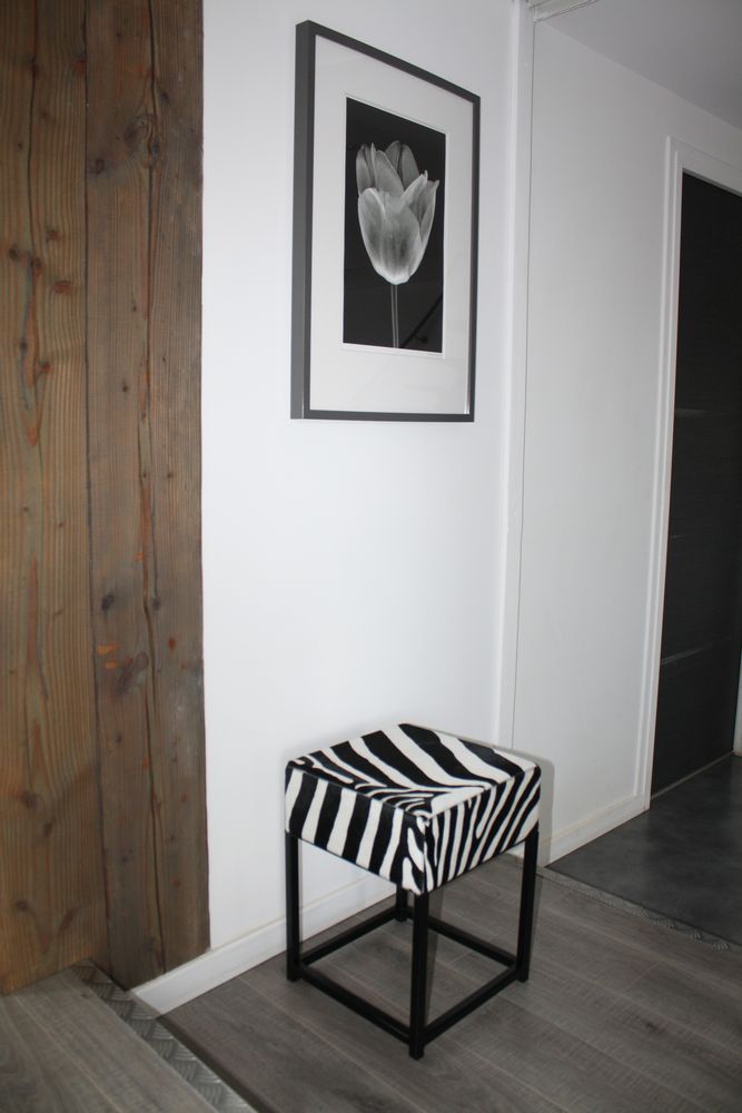 Stools - Tabouret bas en peau de vache - TERGUS