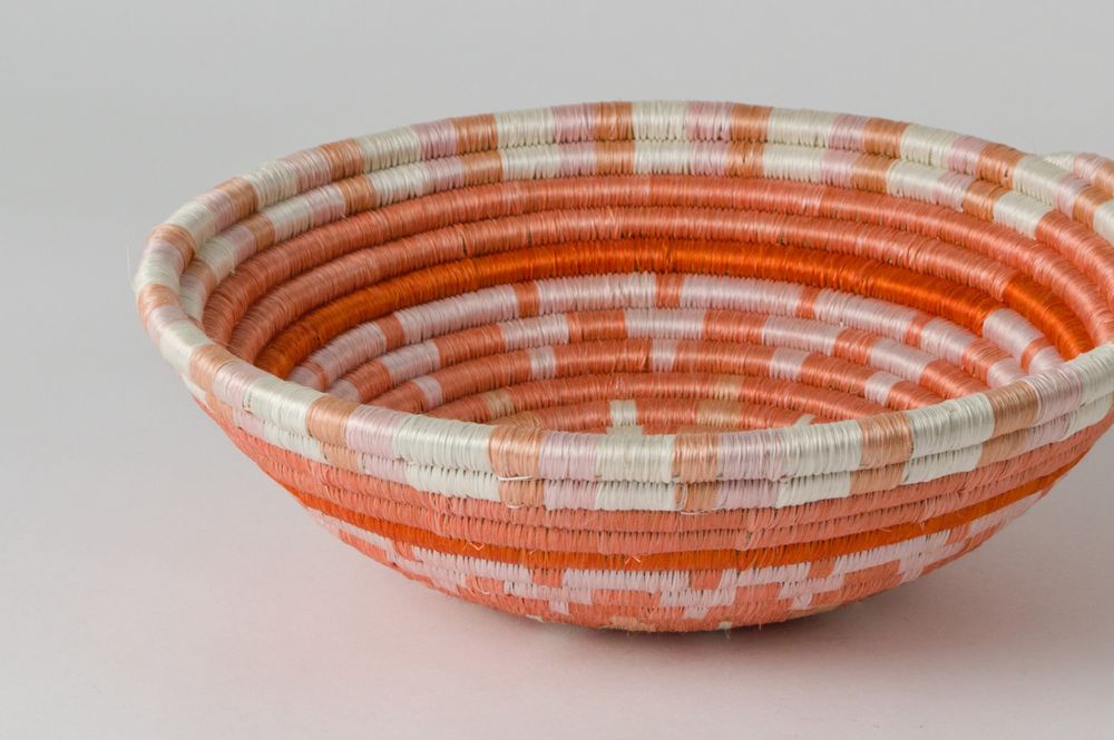 Objets de décoration - Panier rond rayé en écorce de banane 30,5 cm - ALL ACROSS AFRICA + KAZI
