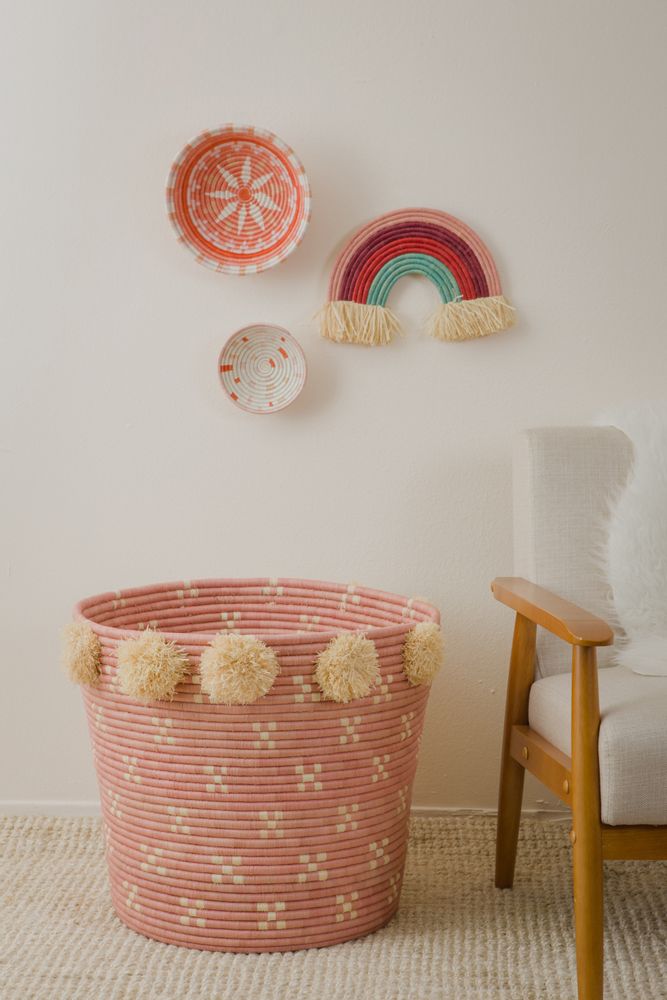 Objets de décoration - Panier rond rayé en écorce de banane 30,5 cm - ALL ACROSS AFRICA + KAZI