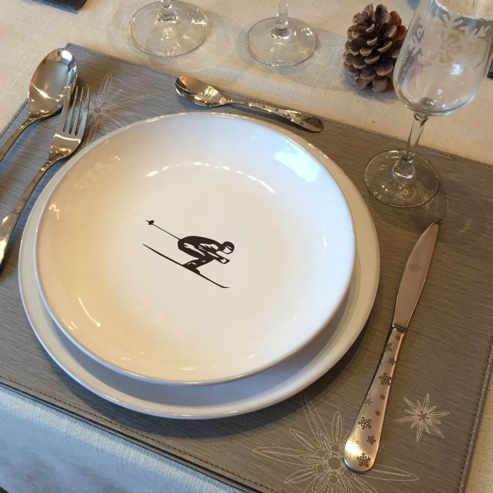 Assiettes au quotidien - Assiette plate design schuss à la montagne - diamètre 19 cm - CRÉATIONS LÉONIE'S FRANCE