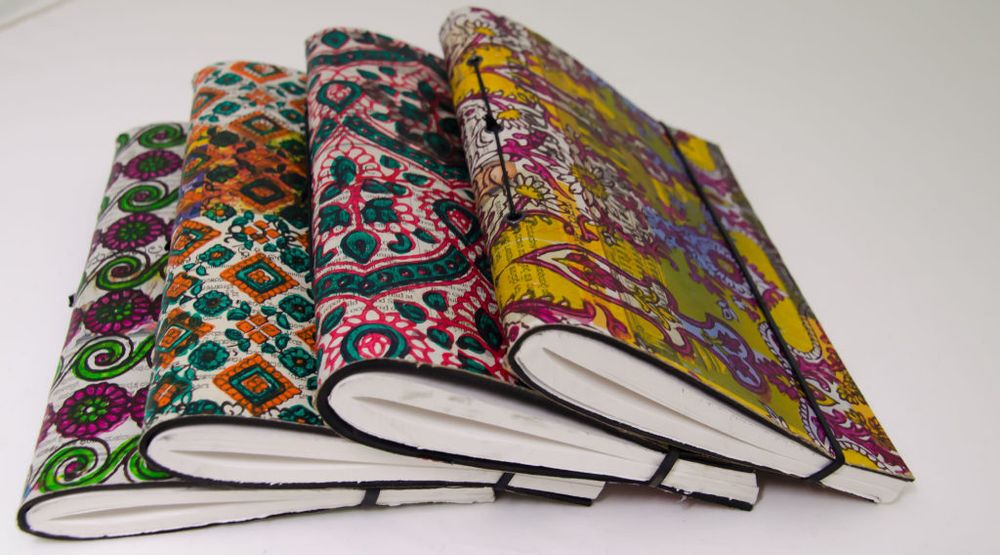 Accessoires de voyage - CARNET YLANG-YLANG  EN CHAMBRE À AIR ET JOURNAUX IMPRIMÉS - RUE RANGOLI