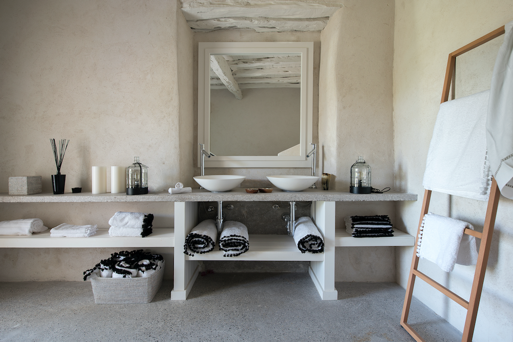 Homewear - White bath linen with black pompons. - MIA ZIA