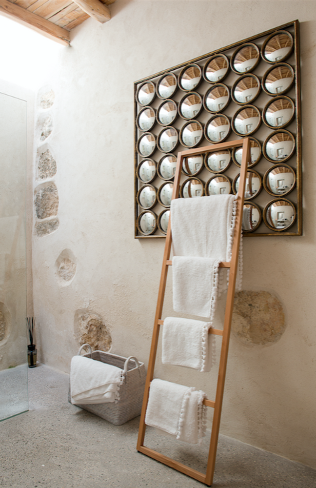 Decorative objects - White bath linen with white pompons. - MIA ZIA