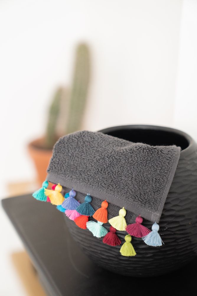 Autres linges de bain - Linge de bain gris foncé avec broderies et pompons - MIA ZIA