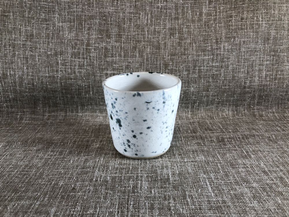 Tasses et mugs - Tasse à café en grès blanc moucheté bleu - LES POTERIES DE SWANE