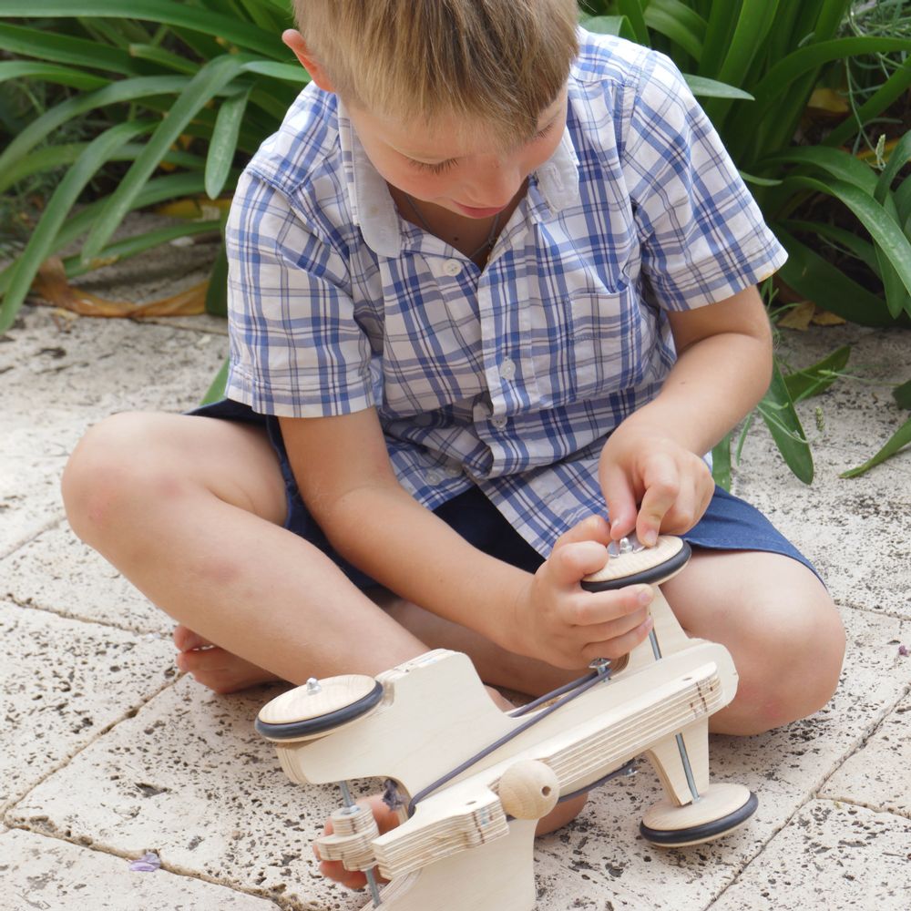 Children's arts and crafts - Ayrton's Car, a wooden car building project, with an elastic band motor - MANUFACTURE EN FAMILLE