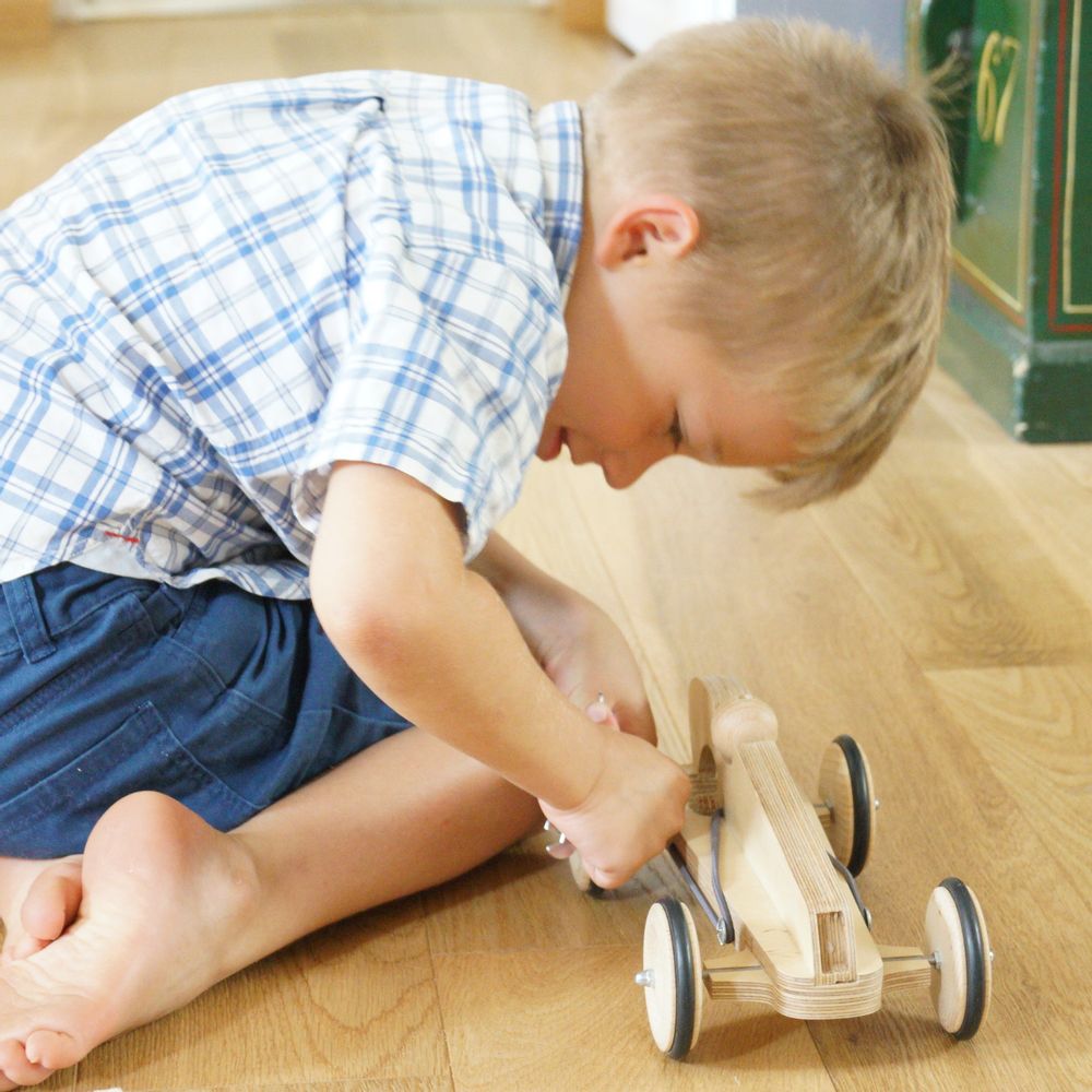 Loisirs créatifs pour enfant - La Voiture d'Ettore - voiture à élastique à fabriquer - en bois - MANUFACTURE EN FAMILLE