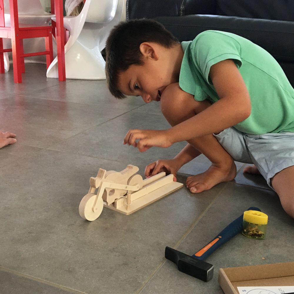 Loisirs créatifs pour enfant - Ma Jolie Bécane, moto en bois avec lanceur à élastique, à fabriquer ensemble - MANUFACTURE EN FAMILLE