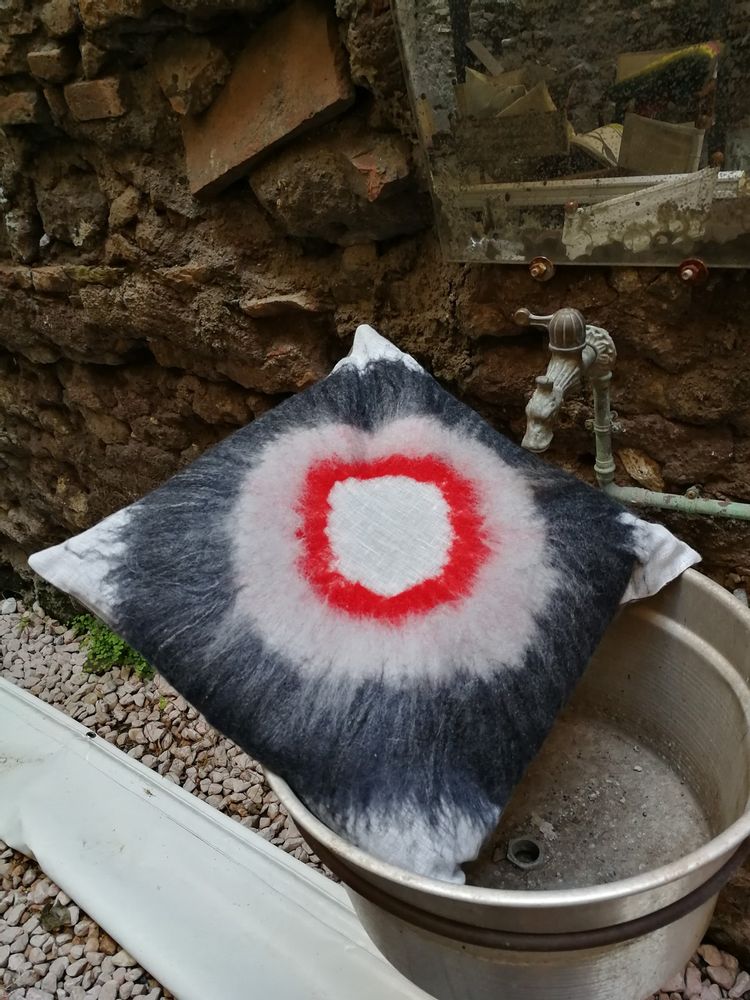 Fabric cushions - Decorative cushion "Sole" with hand-felted design in merino wool and silk on linen fabric.  - ELENA KIHLMAN