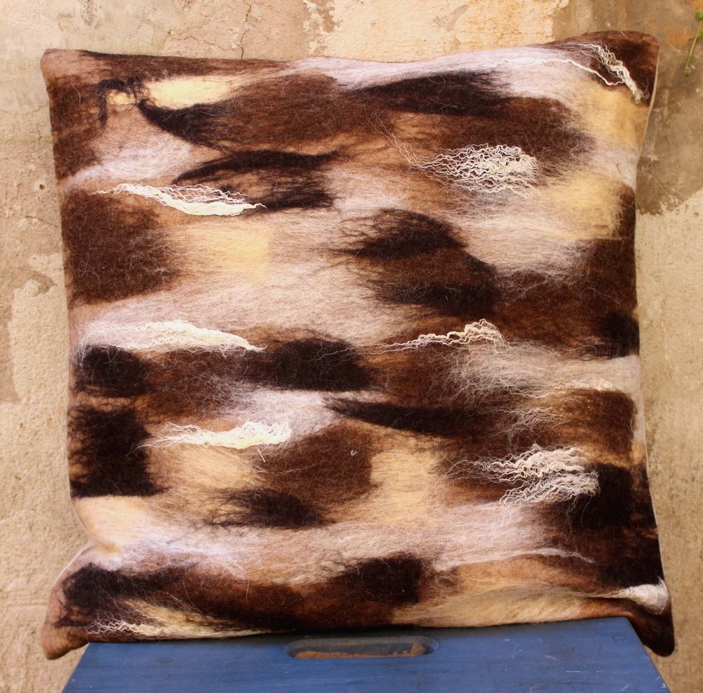 Fabric cushions - Decorative cushion "Reflessi"with hand-felted design in merino wool and silk on linen fabric. - ELENA KIHLMAN