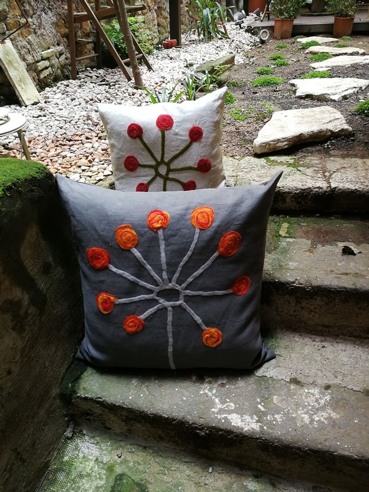 Coussins textile - Coussin décoratif "Pihlaja" avec dessin feutré à la main en laine mérinos et soie sur toile de lin. - ELENA KIHLMAN