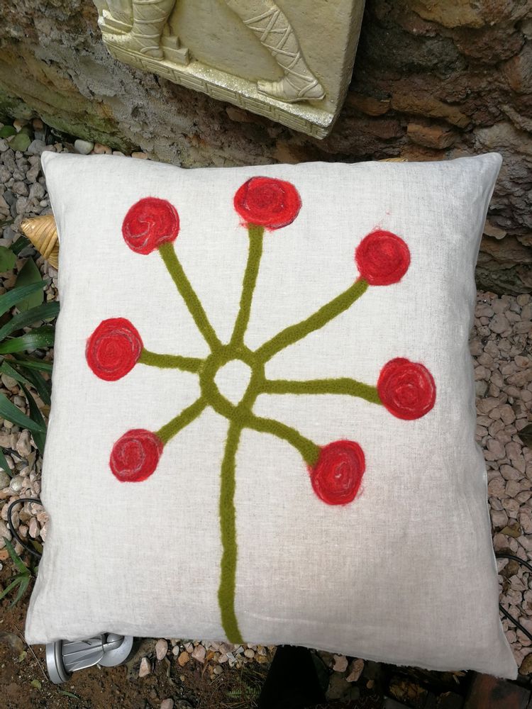 Coussins textile - Coussin décoratif "Pihlaja" avec dessin feutré à la main en laine mérinos et soie sur toile de lin. - ELENA KIHLMAN