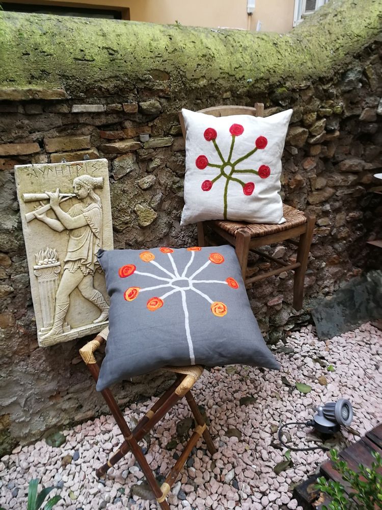 Coussins textile - Coussin décoratif "Pihlaja" avec dessin feutré à la main en laine mérinos et soie sur toile de lin. - ELENA KIHLMAN