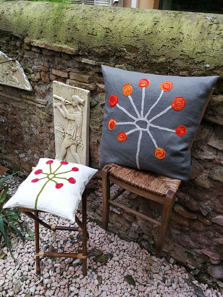 Coussins textile - Coussin décoratif "Pihlaja" avec dessin feutré à la main en laine mérinos et soie sur toile de lin. - ELENA KIHLMAN