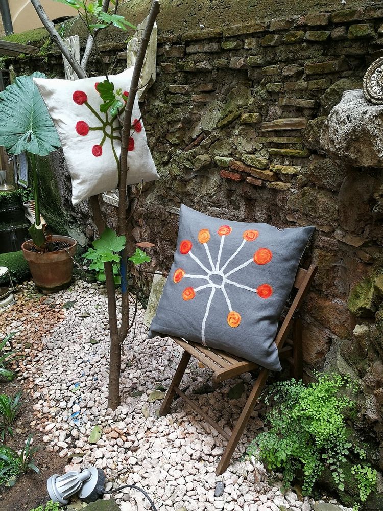 Coussins textile - Coussin décoratif "Pihlaja" avec dessin feutré à la main en laine mérinos et soie sur toile de lin. - ELENA KIHLMAN