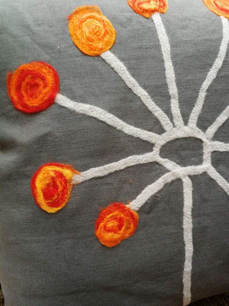 Coussins textile - Coussin décoratif "Pihlaja" avec dessin feutré à la main en laine mérinos et soie sur toile de lin. - ELENA KIHLMAN
