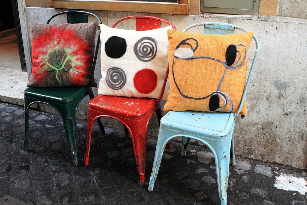 Coussins textile - Coussin décoratif Dots avec motif feutré à la main en laine mérinos et soie sur tissu de lin. - ELENA KIHLMAN