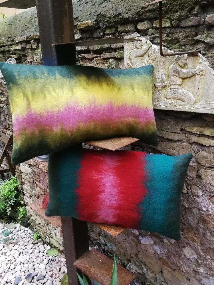 Cushions - Decorative cushion "Mood"with hand-felted design in merino wool and silk on linen fabric. - ELENA KIHLMAN