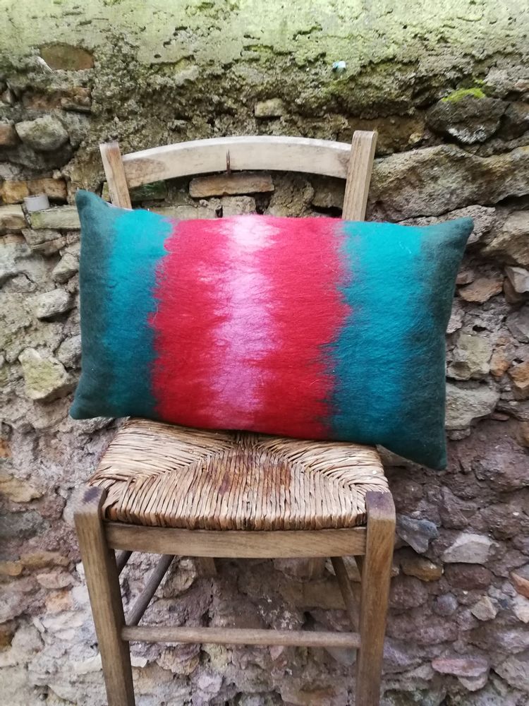 Cushions - Decorative cushion "Mood"with hand-felted design in merino wool and silk on linen fabric. - ELENA KIHLMAN
