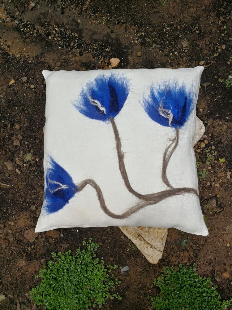 Coussins textile - Coussin décoratif « Fleur de cerisier » avec motif feutré à la main en laine mérinos et soie sur tissu de lin. - ELENA KIHLMAN