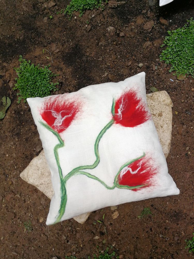 Coussins textile - Coussin décoratif « Fleur de cerisier » avec motif feutré à la main en laine mérinos et soie sur tissu de lin. - ELENA KIHLMAN