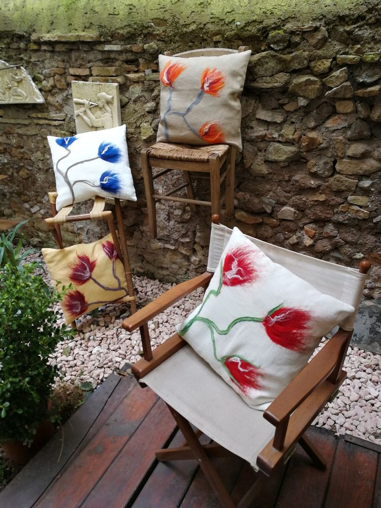 Coussins textile - Coussin décoratif « Fleur de cerisier » avec motif feutré à la main en laine mérinos et soie sur tissu de lin. - ELENA KIHLMAN