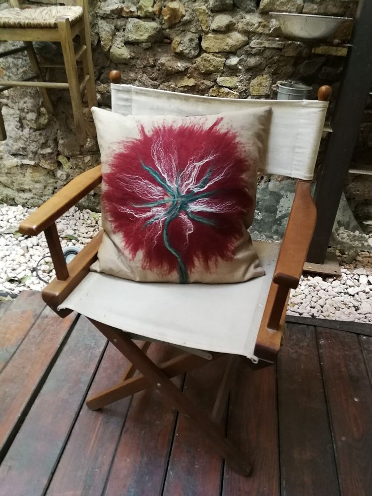 Cushions - Decorative cushion “Tarassaco” with hand-felted pattern in merino wool and silk on linen fabric. - ELENA KIHLMAN