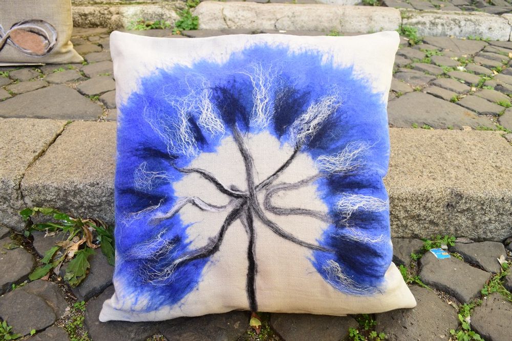 Cushions - Decorative cushion “Tarassaco” with hand-felted pattern in merino wool and silk on linen fabric. - ELENA KIHLMAN