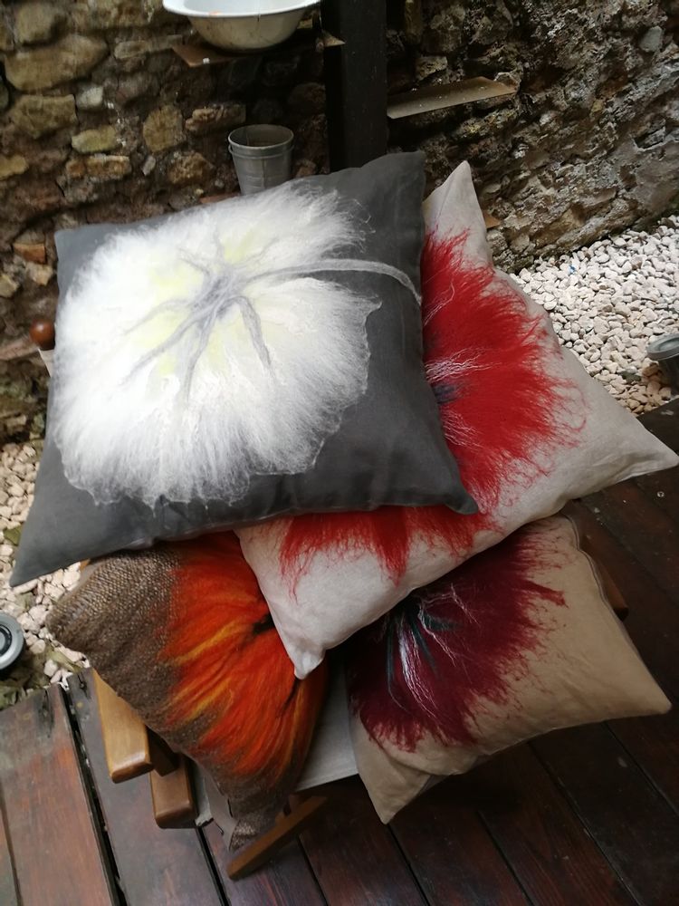 Cushions - Decorative cushion “Tarassaco” with hand-felted pattern in merino wool and silk on linen fabric. - ELENA KIHLMAN
