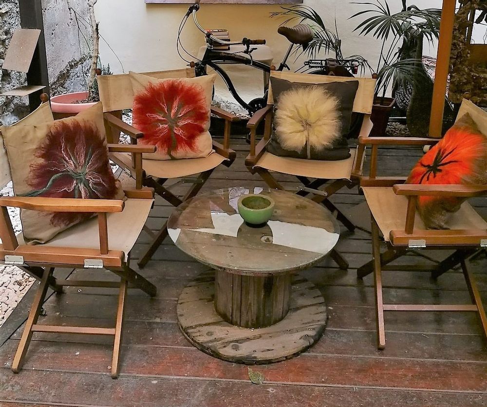 Cushions - Decorative cushion “Tarassaco” with hand-felted pattern in merino wool and silk on linen fabric. - ELENA KIHLMAN