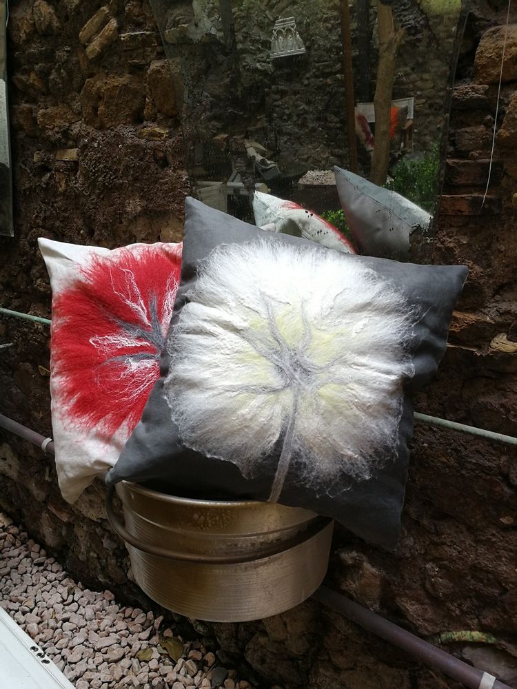 Cushions - Decorative cushion “Tarassaco” with hand-felted pattern in merino wool and silk on linen fabric. - ELENA KIHLMAN