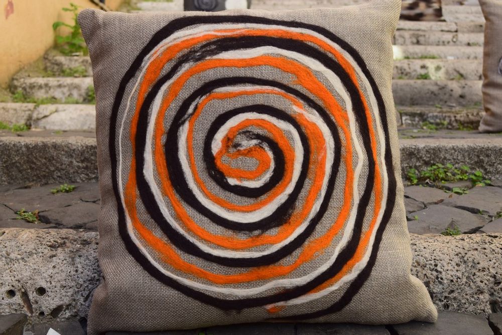 Coussins textile - Coussins décoratifs « Spiral » avec motif feutré à la main en laine mérinos et soie sur tissu de lin. - ELENA KIHLMAN