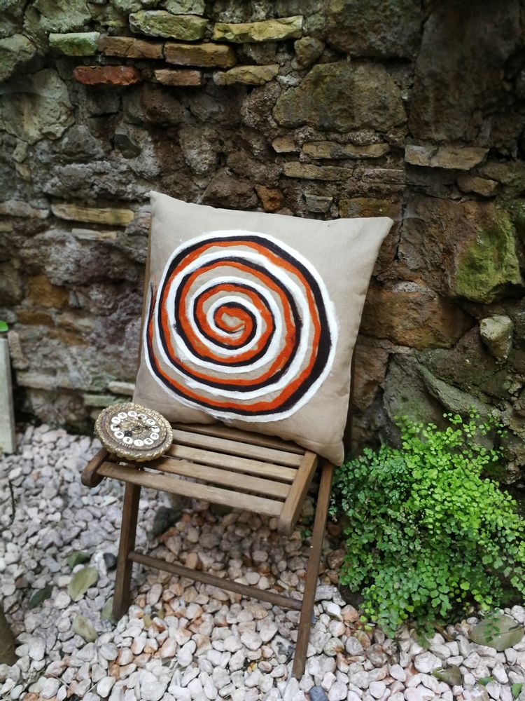 Coussins textile - Coussins décoratifs « Spiral » avec motif feutré à la main en laine mérinos et soie sur tissu de lin. - ELENA KIHLMAN