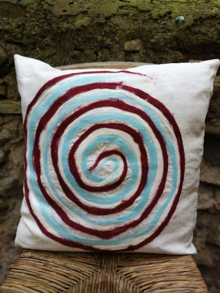 Coussins textile - Coussins décoratifs « Spiral » avec motif feutré à la main en laine mérinos et soie sur tissu de lin. - ELENA KIHLMAN