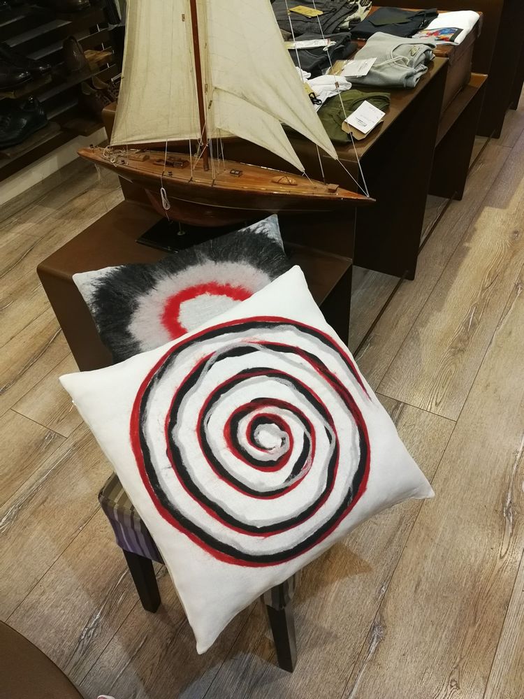 Coussins textile - Coussins décoratifs « Spiral » avec motif feutré à la main en laine mérinos et soie sur tissu de lin. - ELENA KIHLMAN