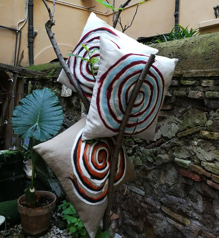Coussins textile - Coussins décoratifs « Spiral » avec motif feutré à la main en laine mérinos et soie sur tissu de lin. - ELENA KIHLMAN