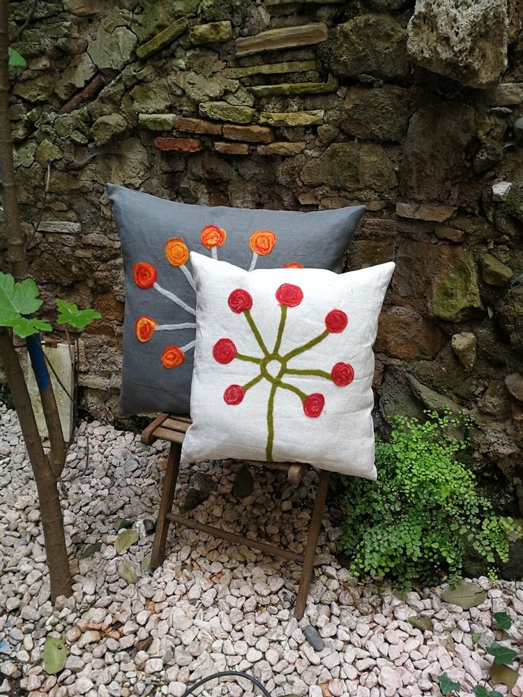 Fabric cushions - Decorative cushion with hand-felted design in merino wool and silk on linen fabric. - ELENA KIHLMAN