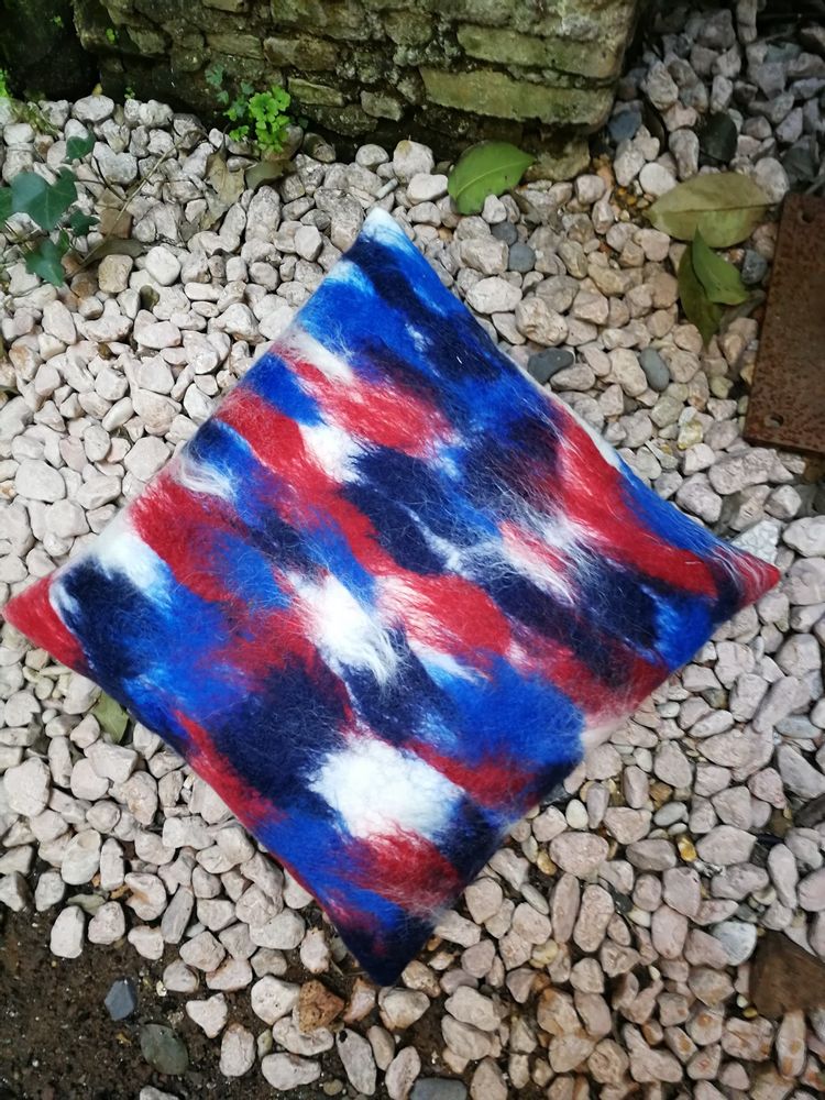 Fabric cushions - Decorative cushion with hand-felted design in merino wool and silk on linen fabric. - ELENA KIHLMAN