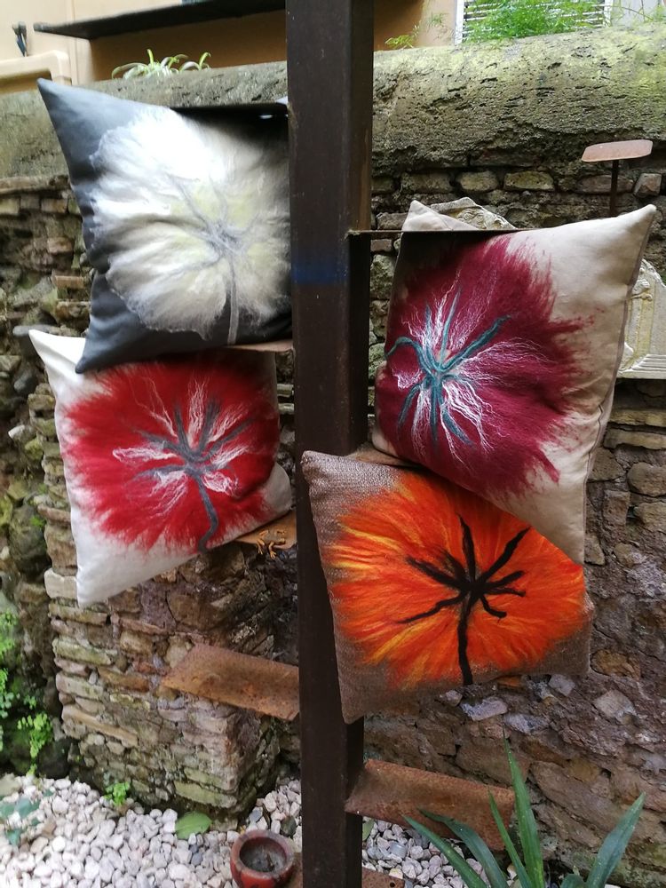 Fabric cushions - Decorative cushion with hand-felted design in merino wool and silk on linen fabric. - ELENA KIHLMAN