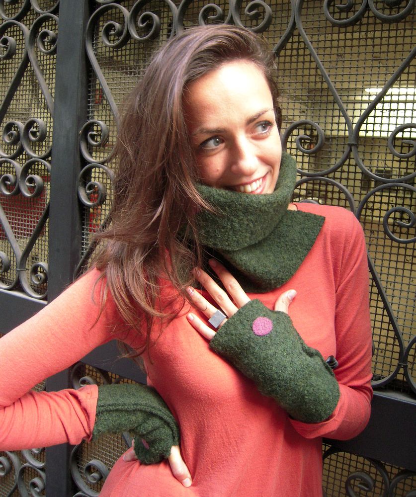 Hats - Handmade hats, gloves, neck guard and scarf in vergin wool - ELENA KIHLMAN