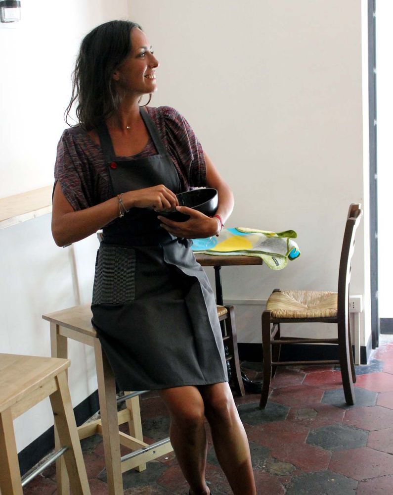 Linge d'office - Tablier fait main "Ple" en coton résistant aux lavages fréquents - ELENA KIHLMAN